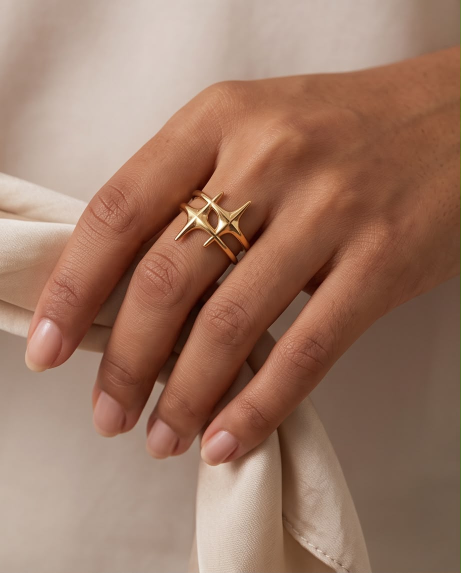 Anillo Carboneras dorado de acero inoxidable con diseño inspirado en estrellas y tamaño ajustable.