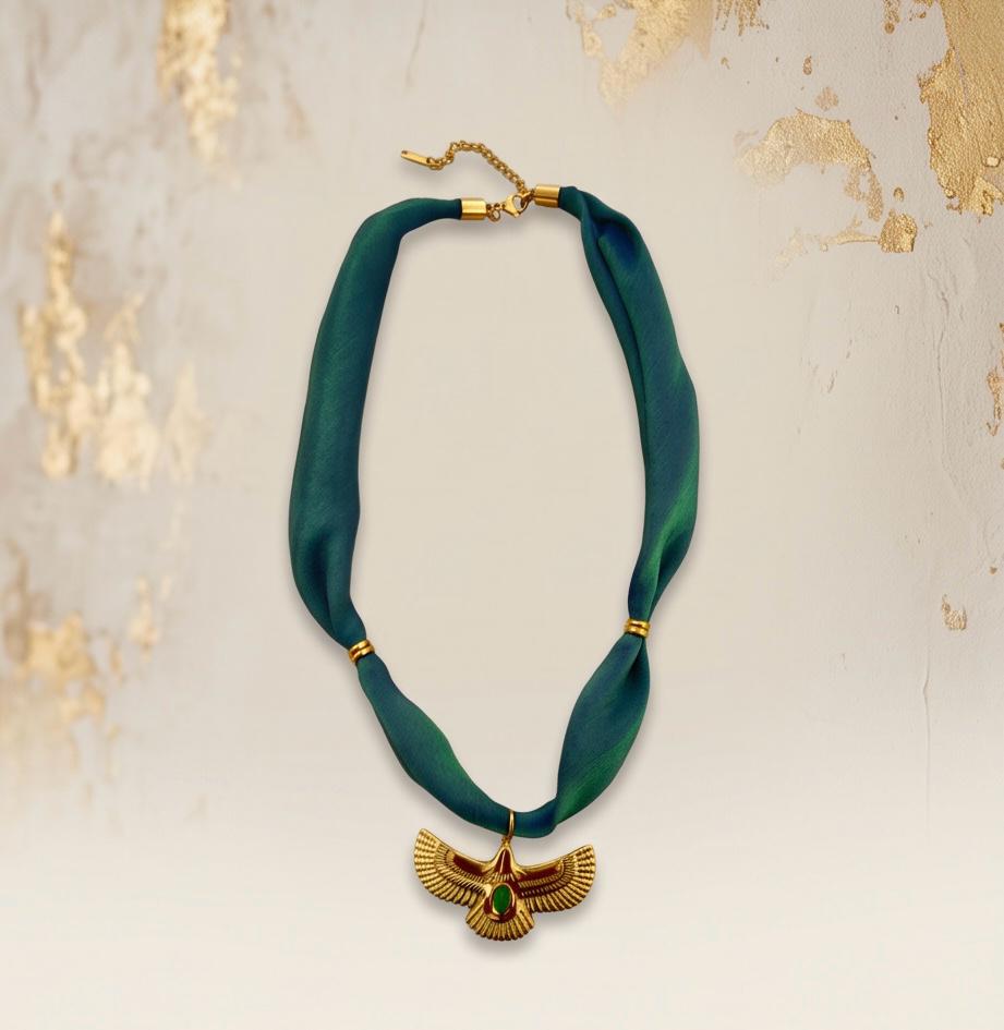 Collar Císter de 55 cm confeccionado en tejido satinado verde con colgante dorado.