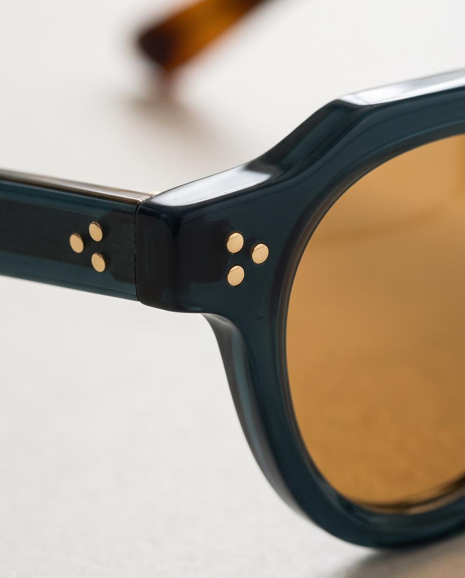 Detalle de la montura y elementos metálicos de las gafas Gávea