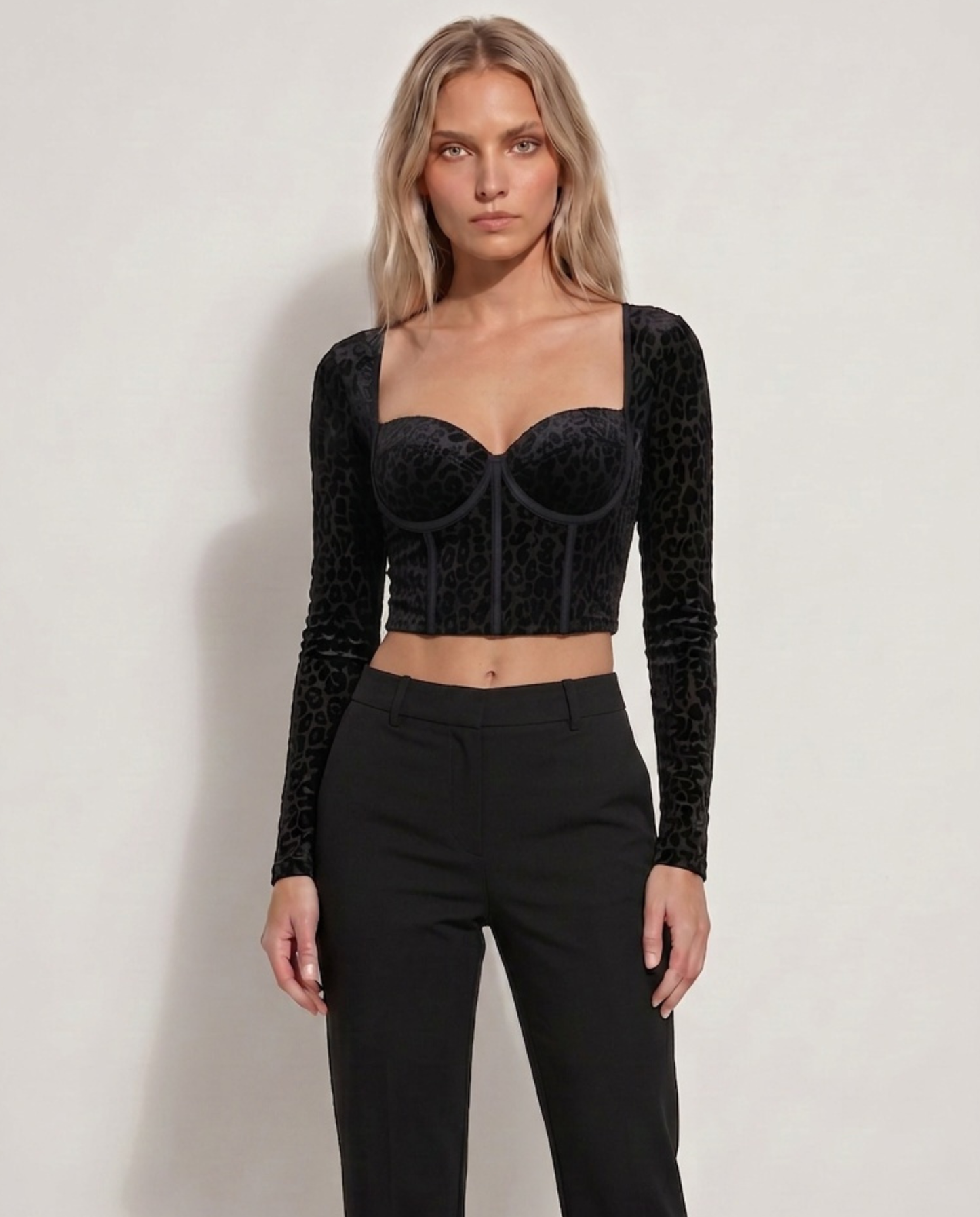 Top crop negro texturizado de manga larga con diseño de corsé y ballenas marcadas - Eutea