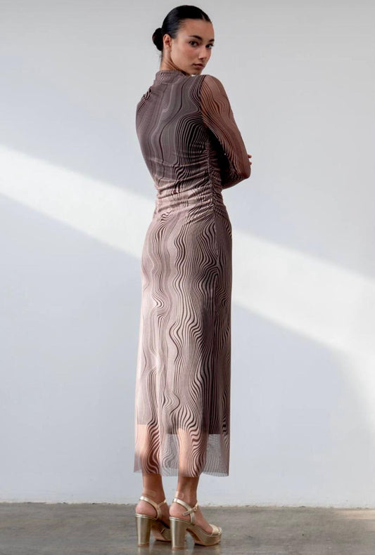 Vestido Anaien marrón midi estampado visto de espalda