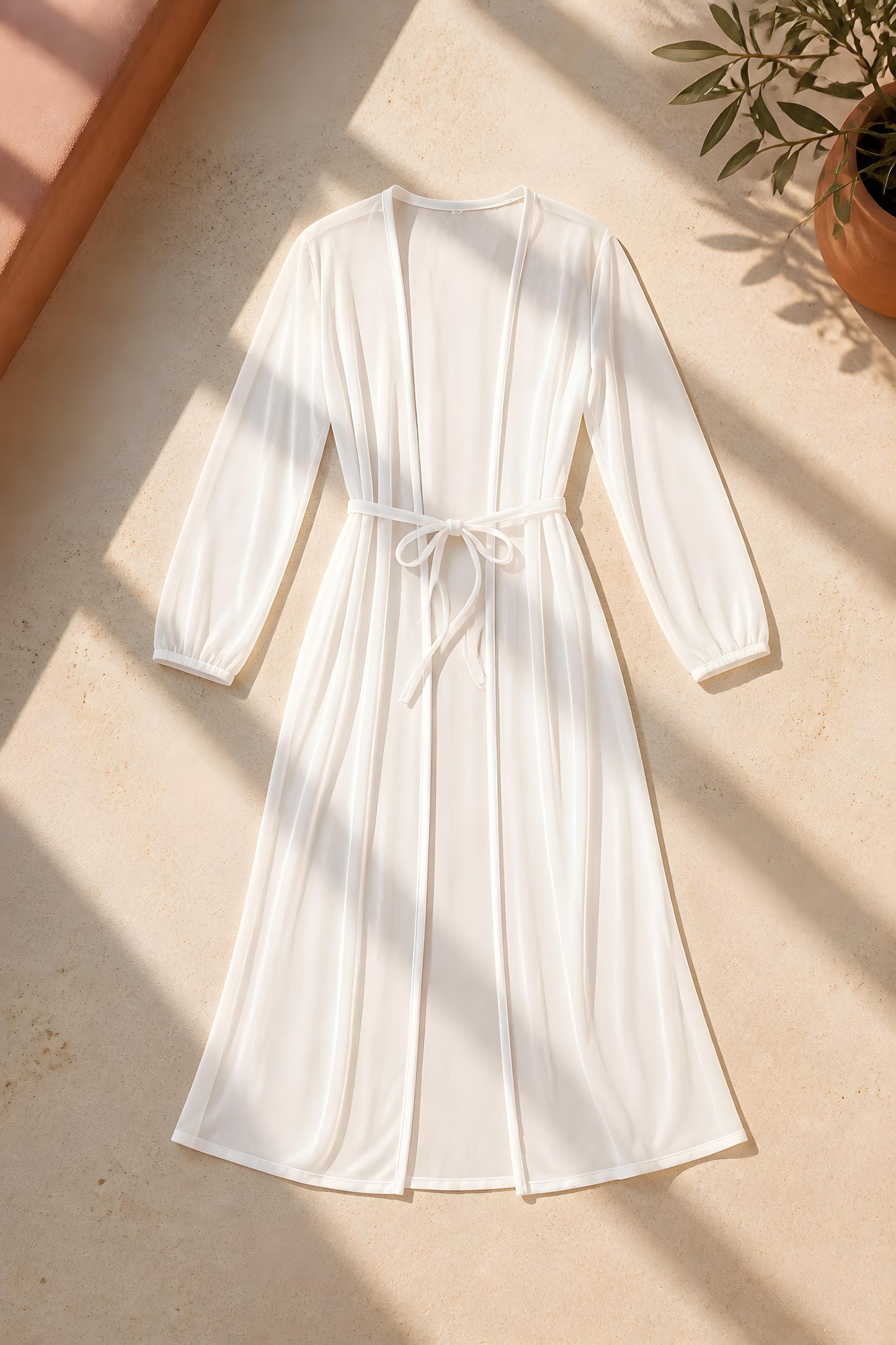 Kimono playero largo transparente en gasa blanca con cinturón lazo frente al mar - Eutea