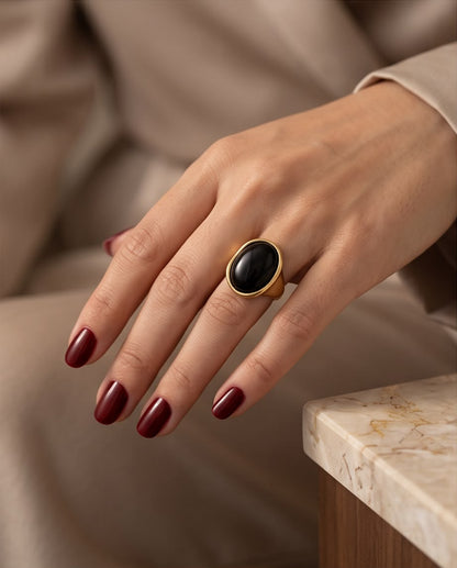 Mujer luciendo el Anillo Calpe dorado con piedra negra de Eutea.