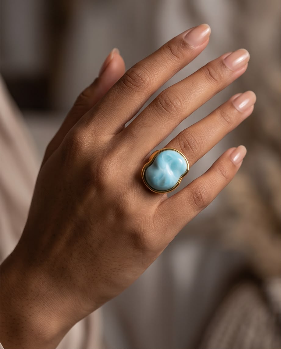 Mujer luciendo el Anillo Calpe dorado con piedra turquesa de Eutea.