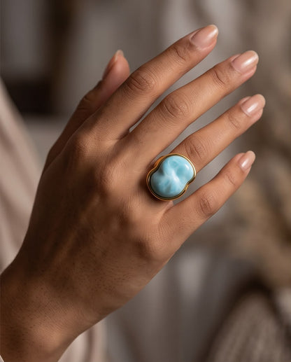 Mujer luciendo el Anillo Calpe dorado con piedra turquesa de Eutea.