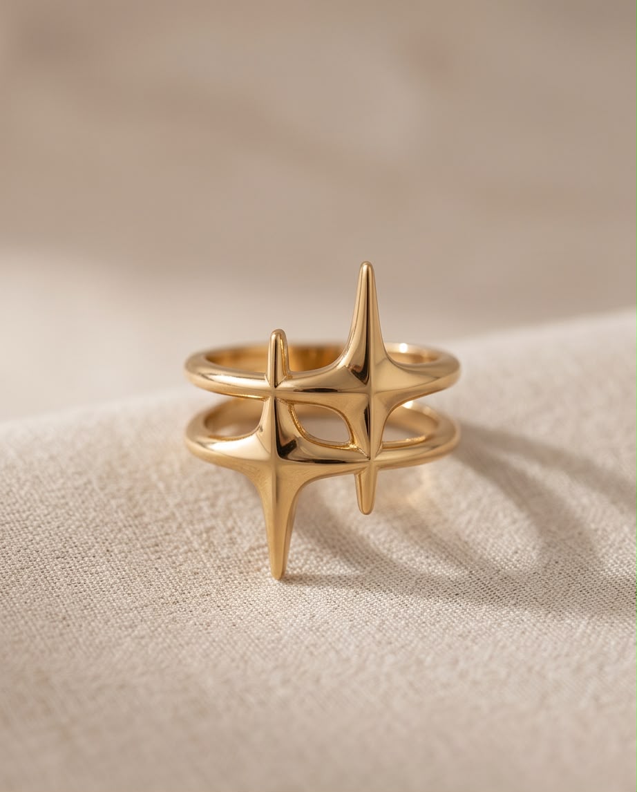 Anillo Carboneras dorado de acero inoxidable con diseño inspirado en estrellas y tamaño ajustable.