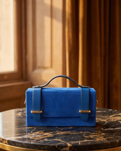 Vista del bolsos de mano de cuero rígido modelo Cunit en color azul.