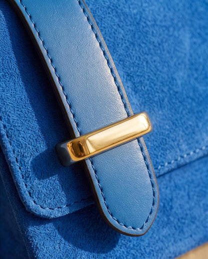 Vista del bolsos de mano de cuero rígido modelo Cunit en color azul.