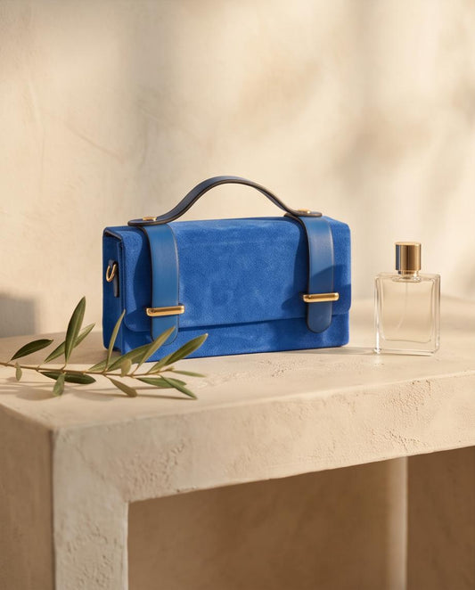 Vista del bolsos de mano de cuero rígido modelo Cunit en color azul.