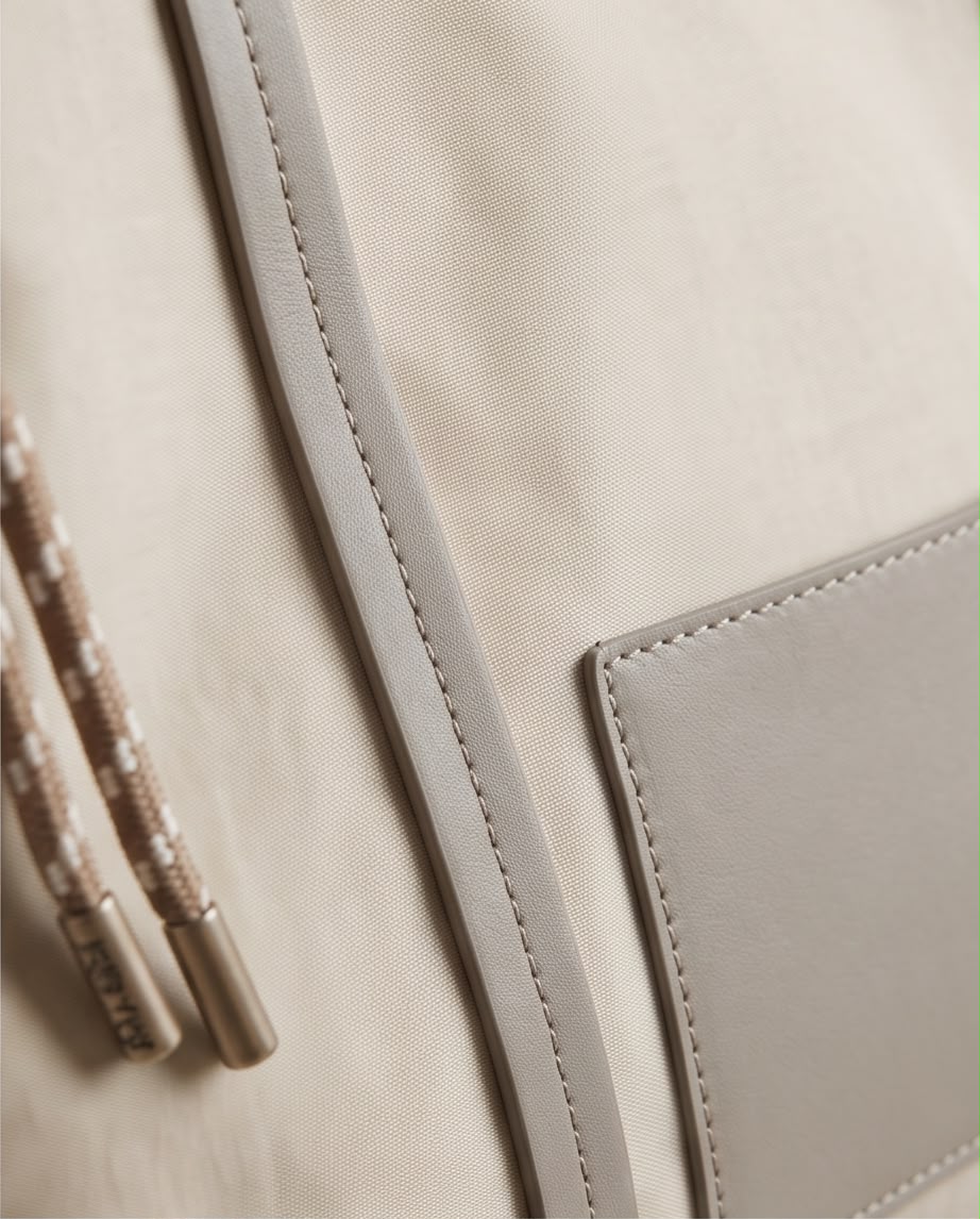 Detalle del tejido y bolsillo exterior del Bolso Búzios beige