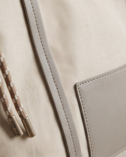 Detalle del tejido y bolsillo exterior del Bolso Búzios beige