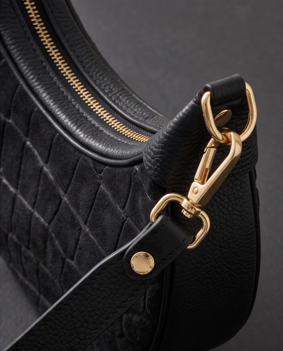 Detalle de correa y herrajes dorados del bolso Copacabana negro