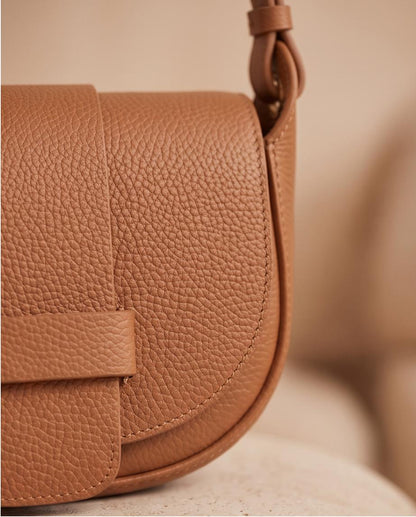 Primer plano del grano de la piel italiana en tono camel y acabado del bolso Malvarrosa.