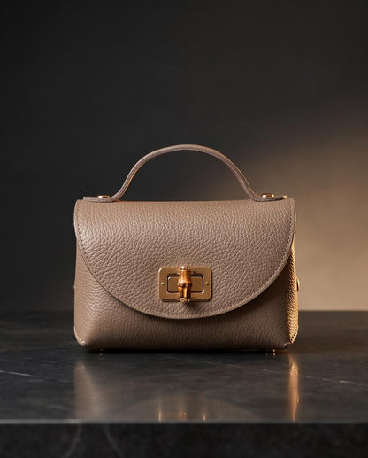 Bolso pequeño Firenze de piel gris visto de frente