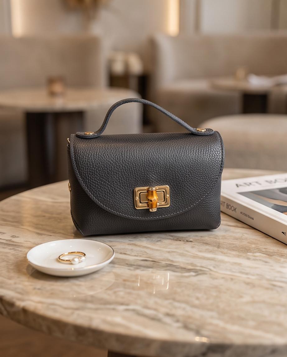 Bolso Firenze negro de piel sobre mesa de mármol