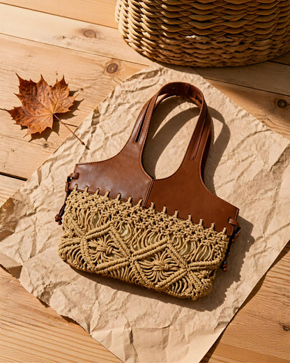Bolso de mano estilo pouch minimalista en color crema de la marca EUTEA, confeccionado en piel sintética con diseño drapeado y un cierre rígido superior de acrílico brillante con broches geométricos, colocado sobre una mesita de noche de madera.