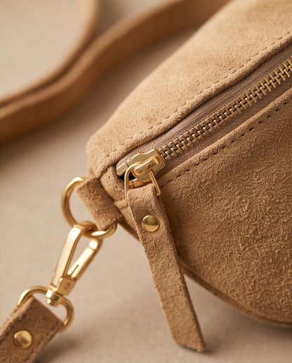 Detalle de piel, costuras y cremallera del bolso Ipanema beige