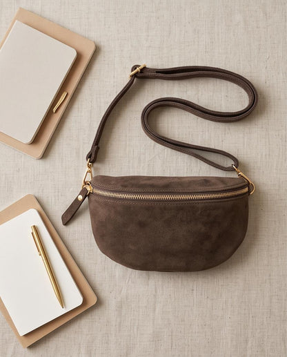 Bolso bandolera Ipanema de piel chocolate con correa regulable