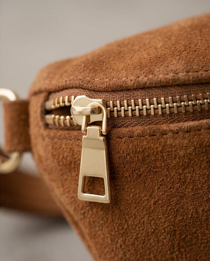 Detalle de cremallera dorada del bolso Ipanema de piel marrón