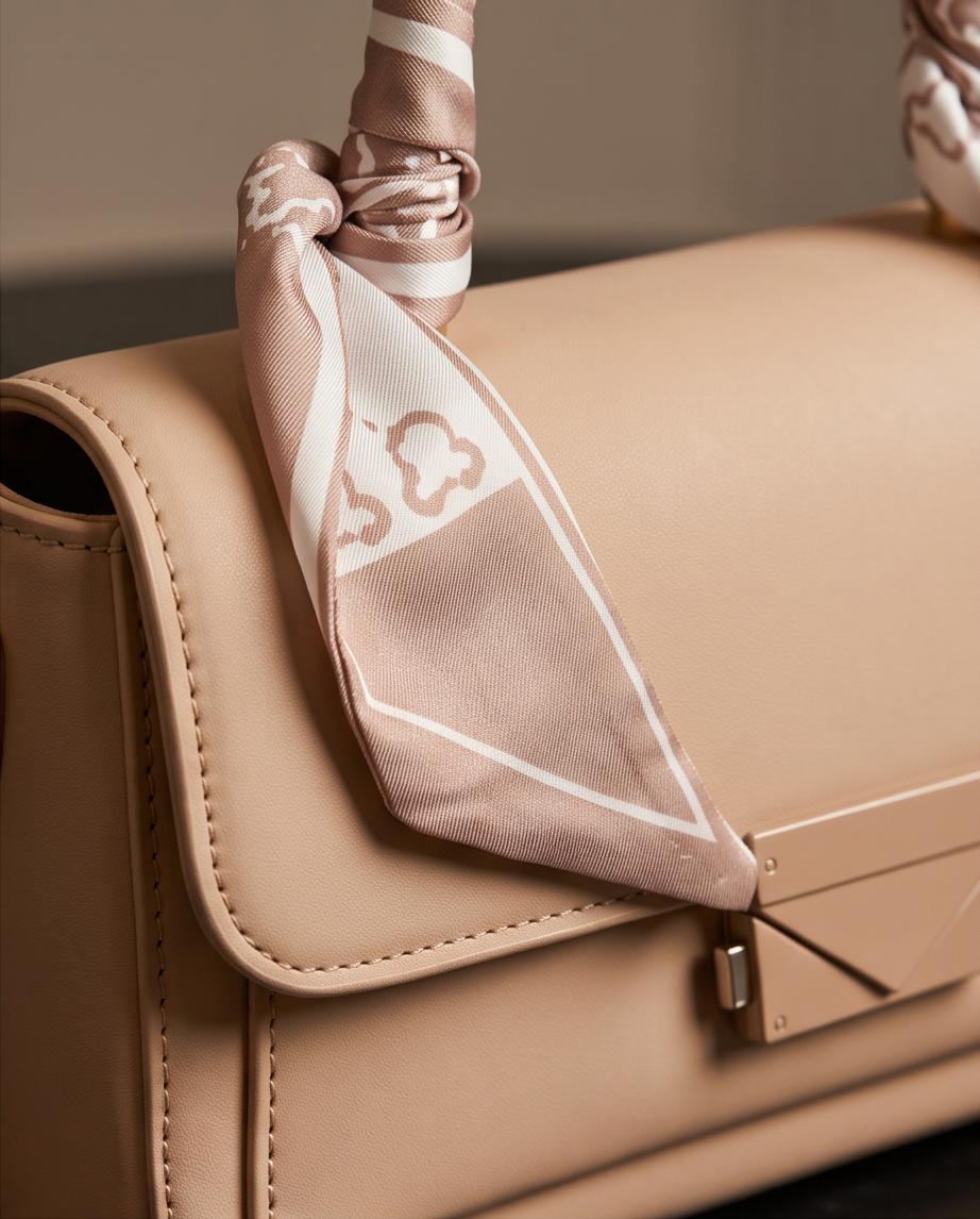 Detalle del pañuelo estampado del bolso Leblon beige