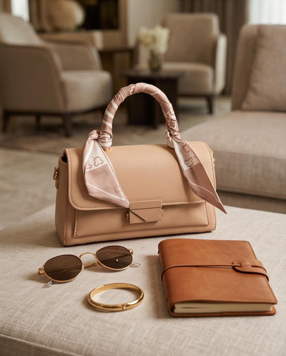 Bolso Leblon beige elegante con pañuelo decorativo
