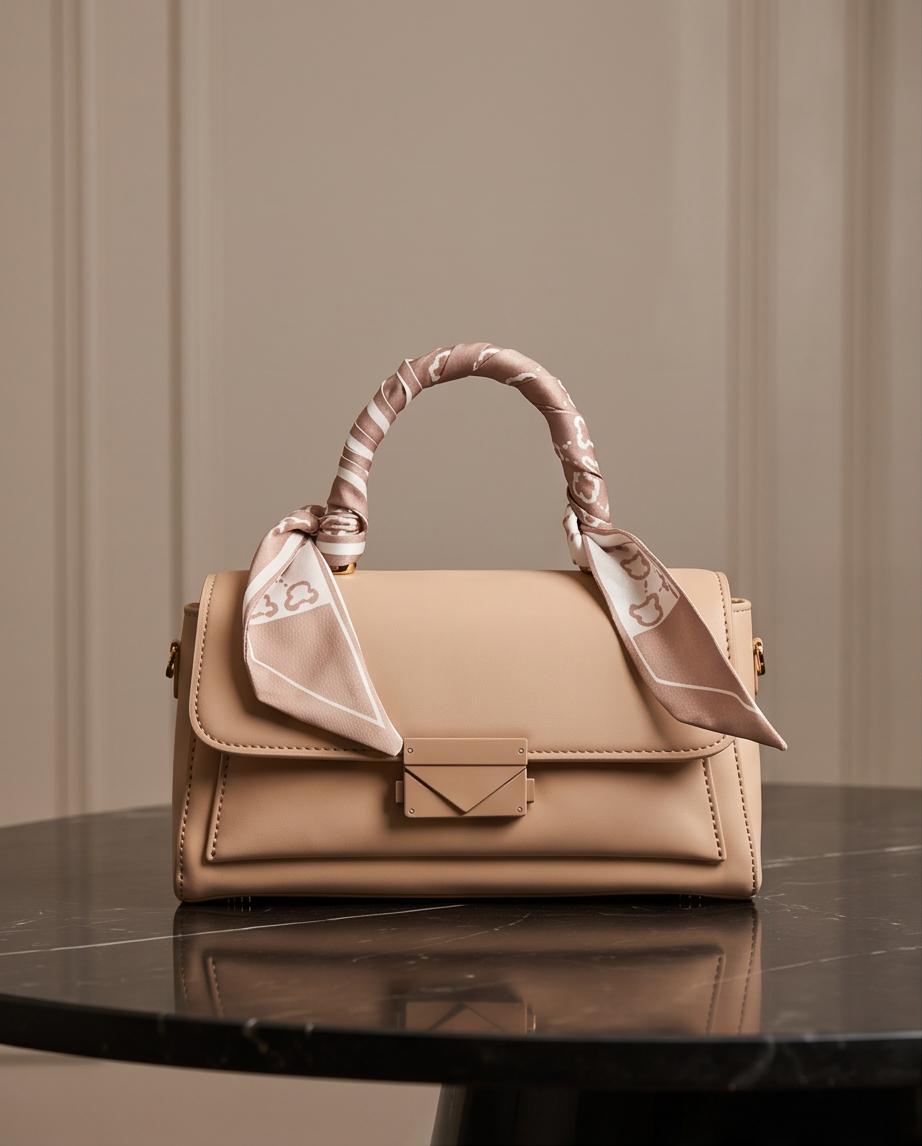Bolso Leblon beige con pañuelo y asa superior