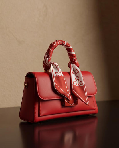 Bolso Leblon rojo estructurado con pañuelo estampado