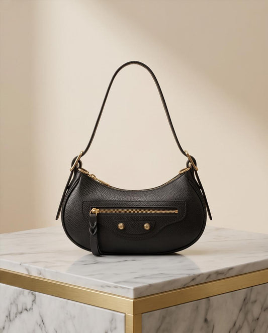 Bolso Lucca de piel negra con detalles dorados y asa de hombro