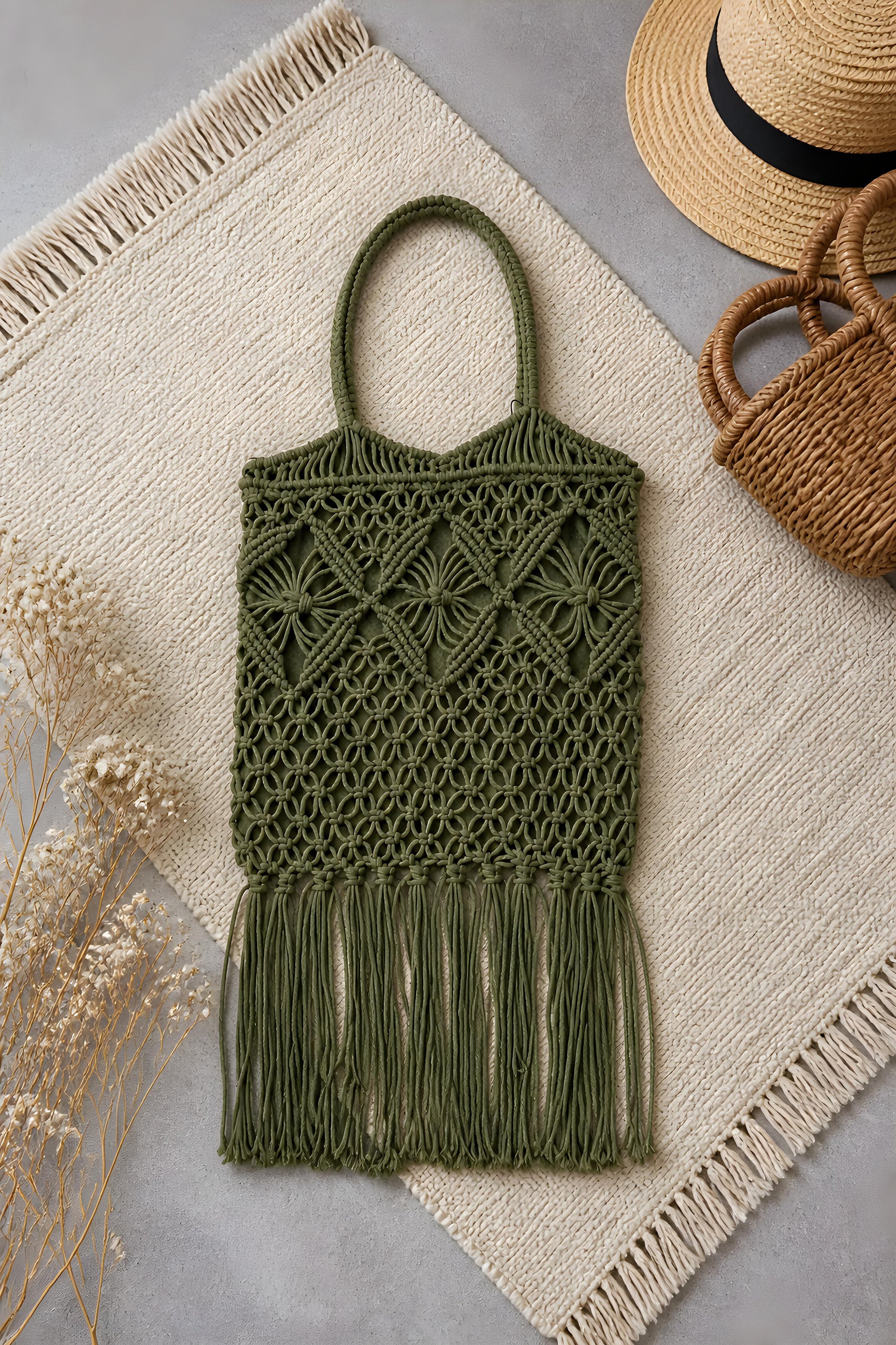 Variante en color verde oliva del bolso de hombro en macramé artesanal Intreccio de Eutea.
