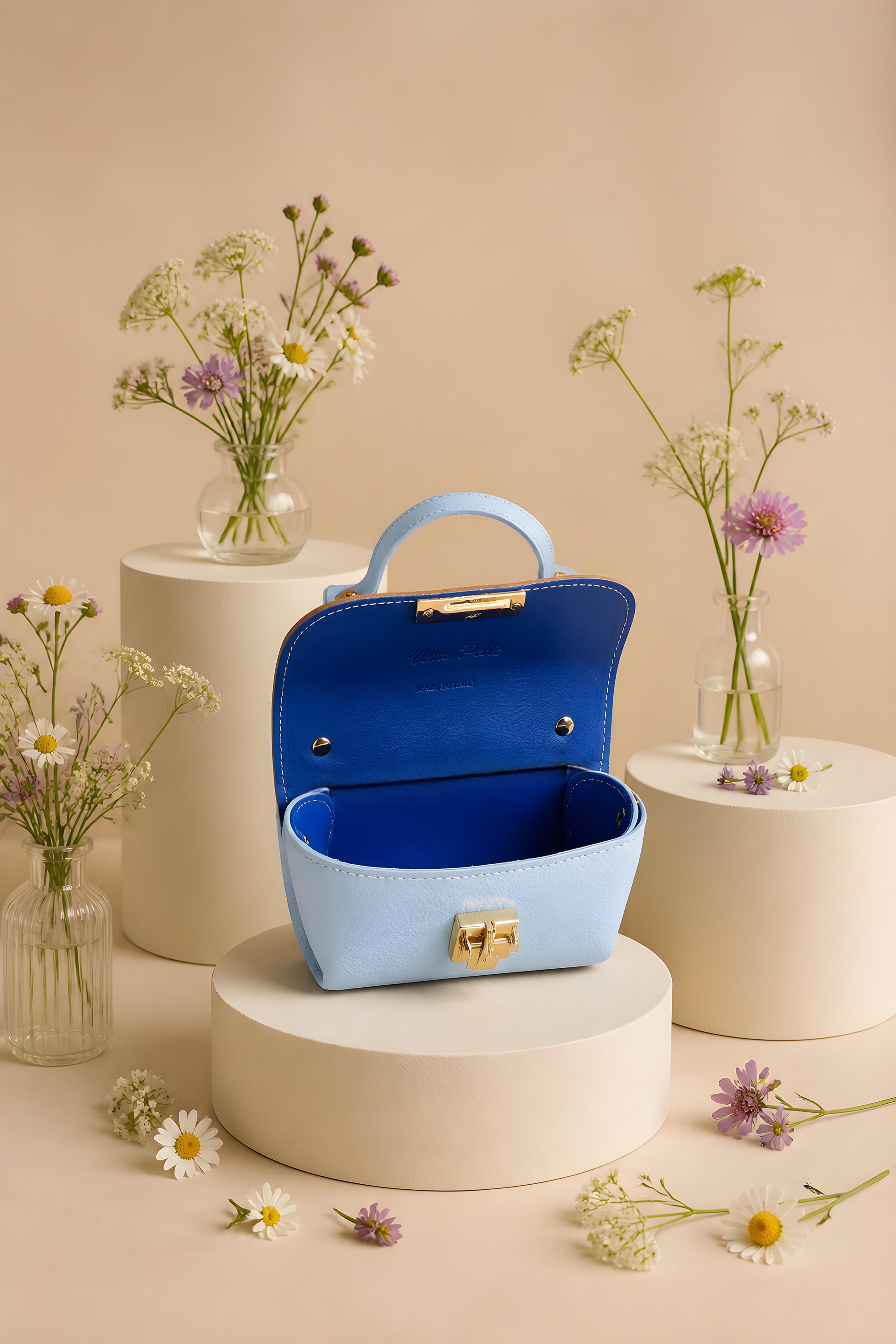 Bolso mini de piel estructurado en tono azul cielo pastel de Eutea.