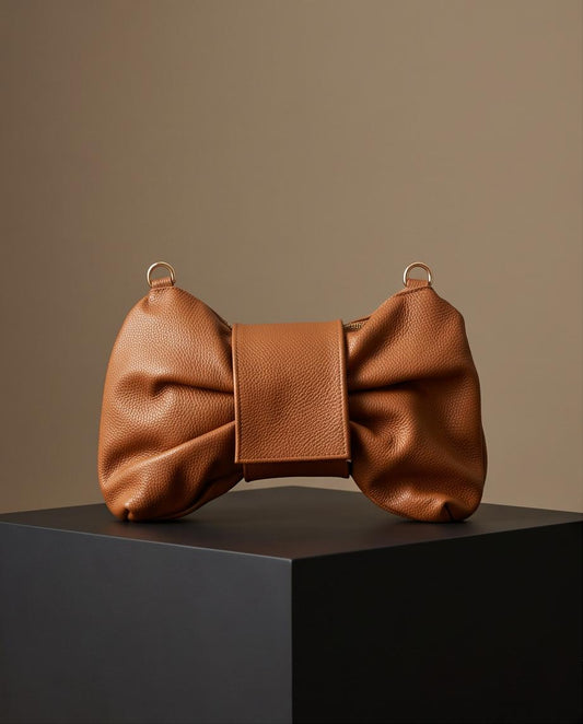 Bolso Ilhabela de piel camel con diseño drapeado efecto lazo