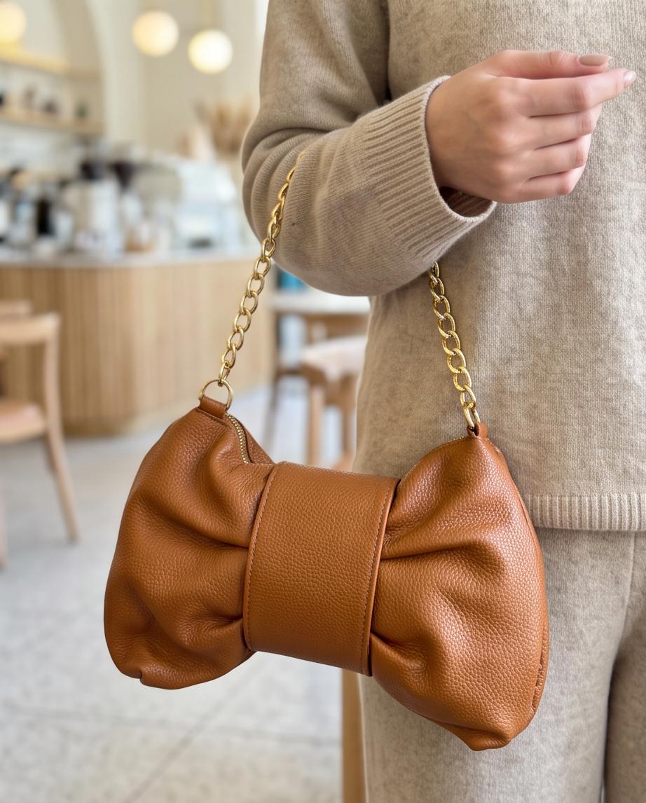 Bolso de piel Ilhabela camel con cadena dorada llevado al hombro
