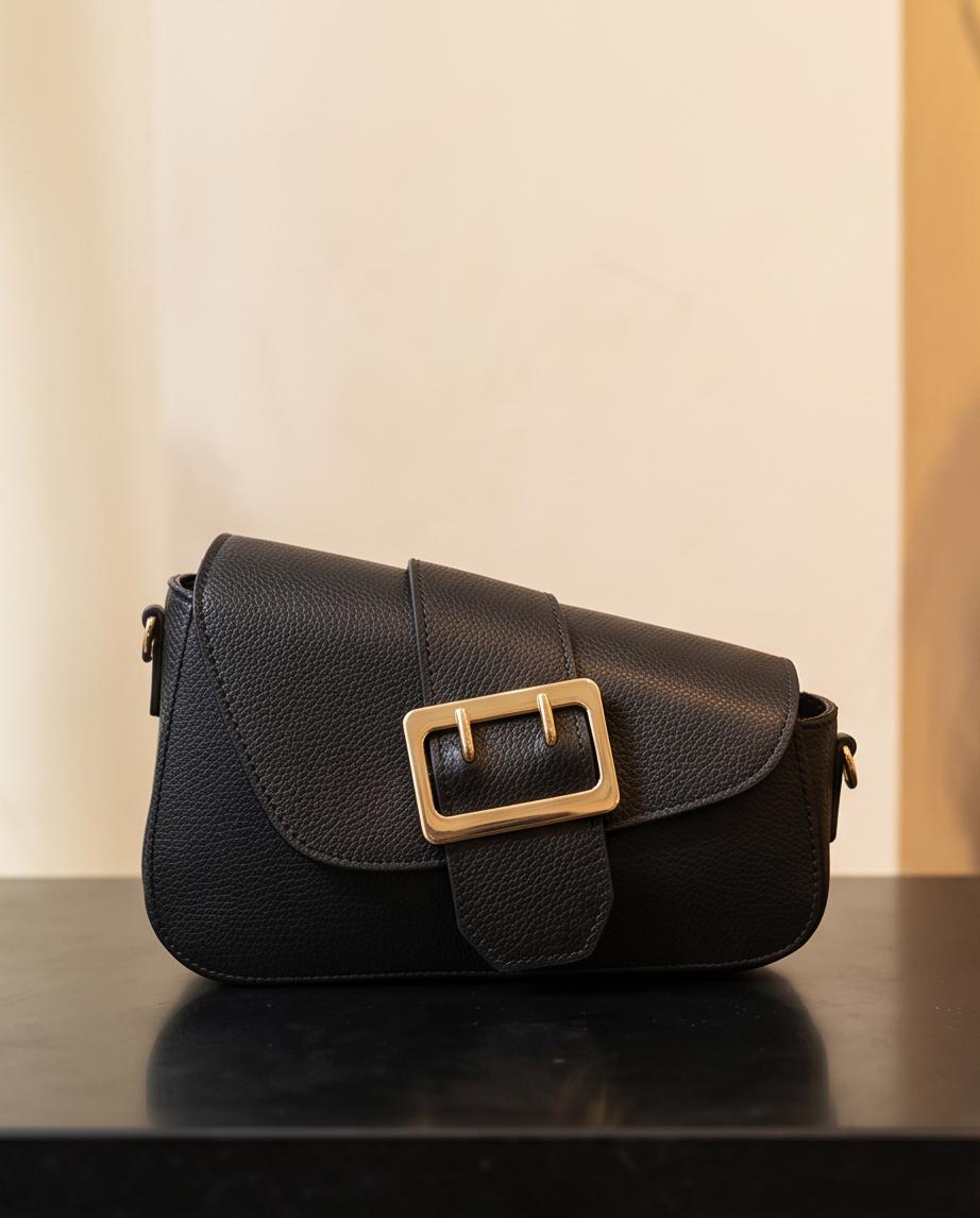 Bolso Roma de piel negra con hebilla dorada, hecho en Italia