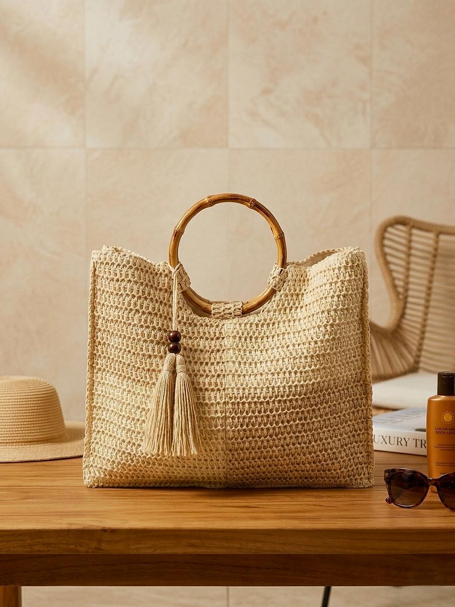 Vista frontal del bolso shopper Altea de EUTEA, destacando su silueta de gran tamaño con tejido bicolor en bloques beige y crema, adornado con una borla colgante.