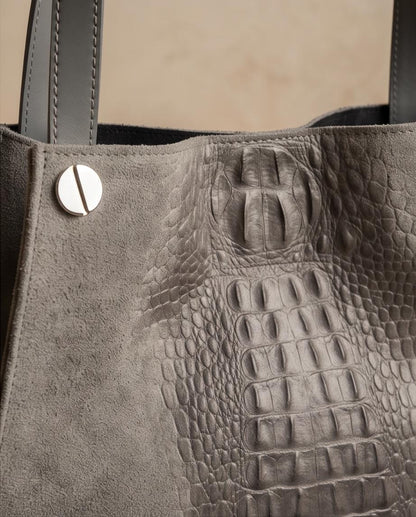 Detalle de piel y acabado efecto cocodrilo del bolso shopper Siena gris