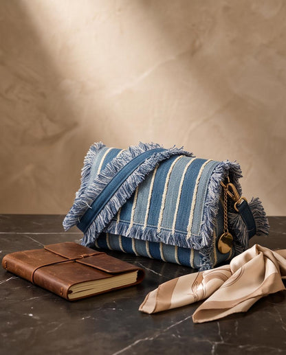 Bolso Trancoso de denim azul con flecos visto de frente