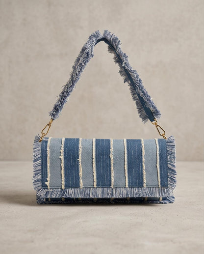 Bolso Trancoso de denim azul con flecos visto de frente