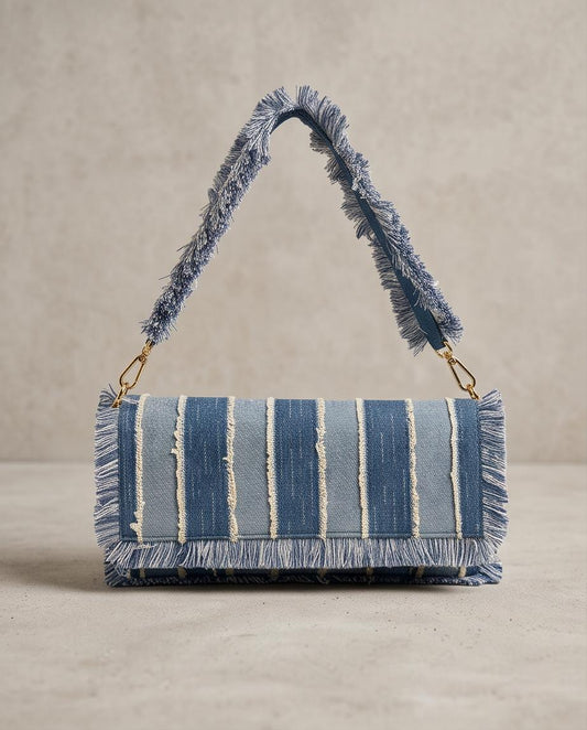 Bolso Trancoso de denim azul con flecos visto de frente