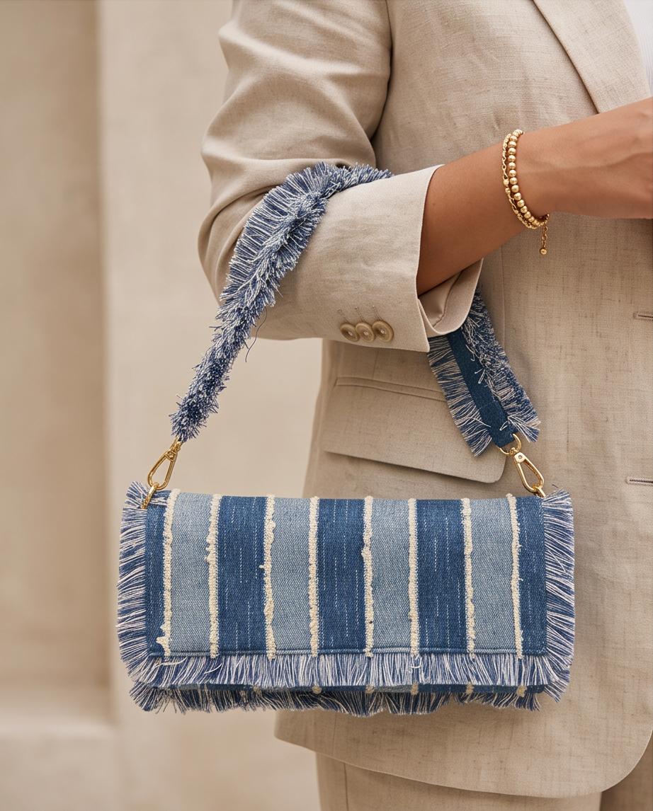 Bolso Trancoso de denim con flecos llevado al hombro