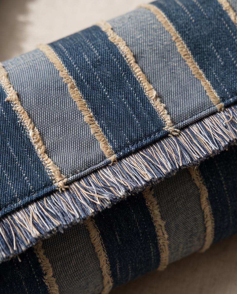Textura vaquera en diferentes tonos de azul del bolso Trancoso