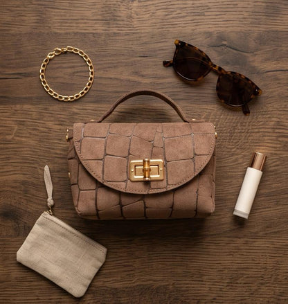 Bolso Trancoso de piel marrón con accesorios y herrajes dorados