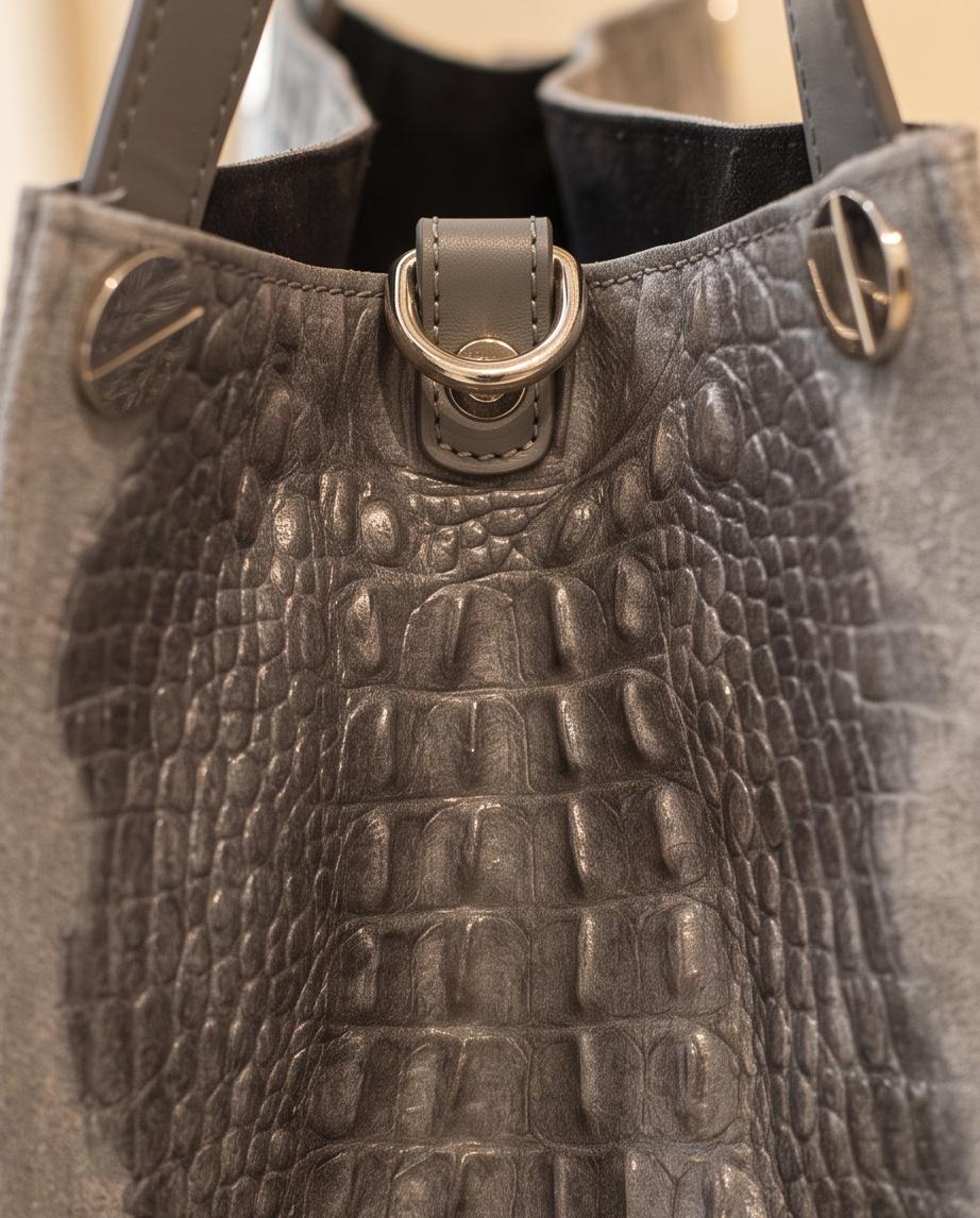 Detalle lateral del bolso Verona de piel con panel grabado efecto cocodrilo