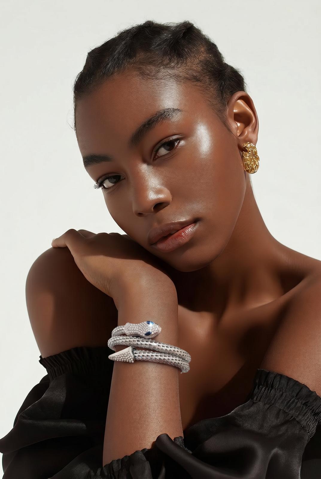 Modelo luciendo de perfil el brazalete plateado con forma de serpiente envolvente Tossa de EuTea.