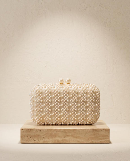 Bolso clutch marfil completamente decorado con perlas