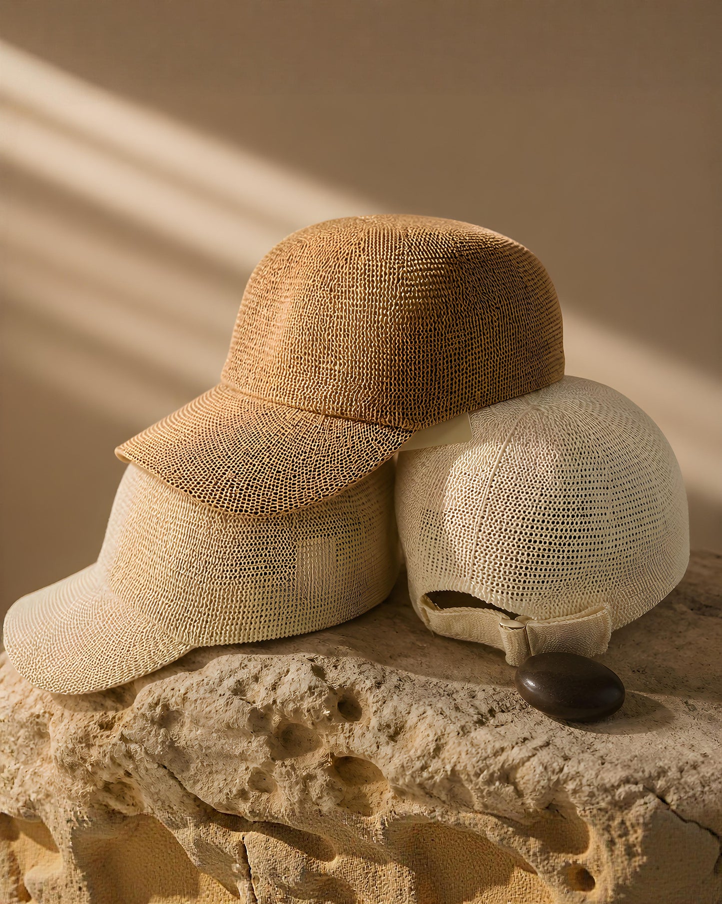 Colección de gorras de verano Paüls en colores tostado, arena y blanco de Eutea