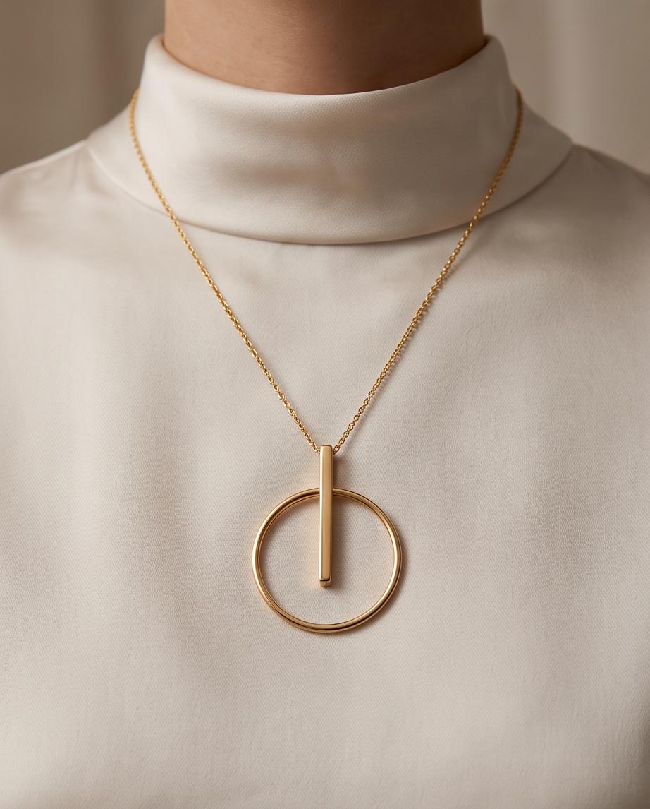 Modelo luciendo el Collar Calderería dorado de acero inoxidable con diseño minimalista.