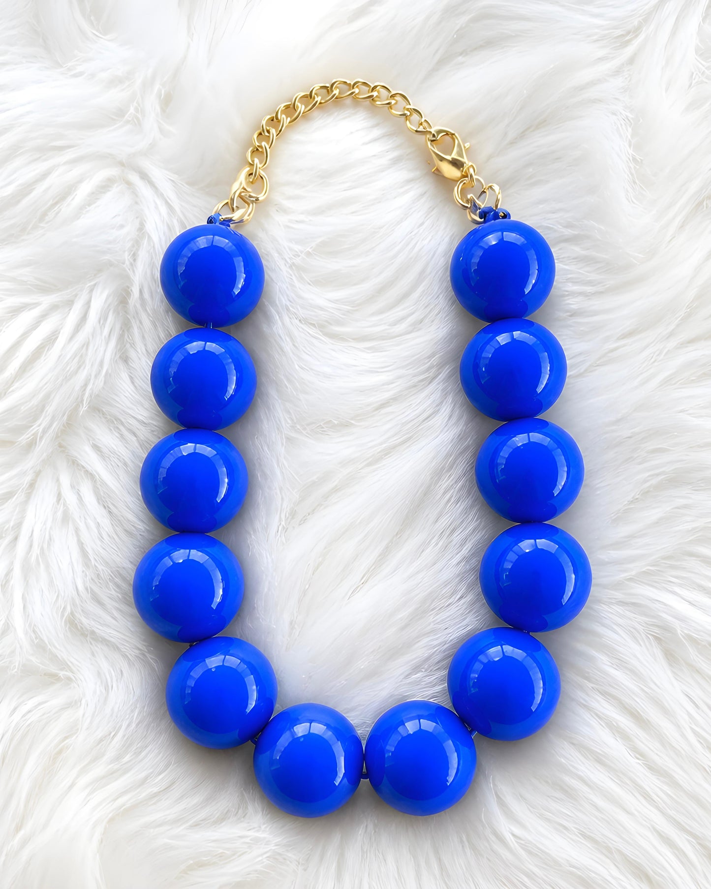 Collar de esferas maxi azul eléctrico con cierre de cadena dorada ajustable
