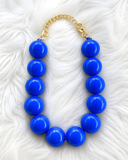 Collar de esferas maxi azul eléctrico con cierre de cadena dorada ajustable