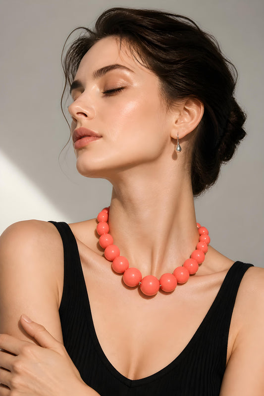 Modelo vistiendo el collar de bolas maxi en color coral salmón de Eutea