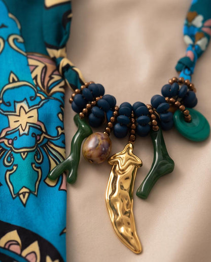 Detalle del Collar Larios con colgantes inspirados en el Mediterráneo, cuentas azules y acabado artesanal.